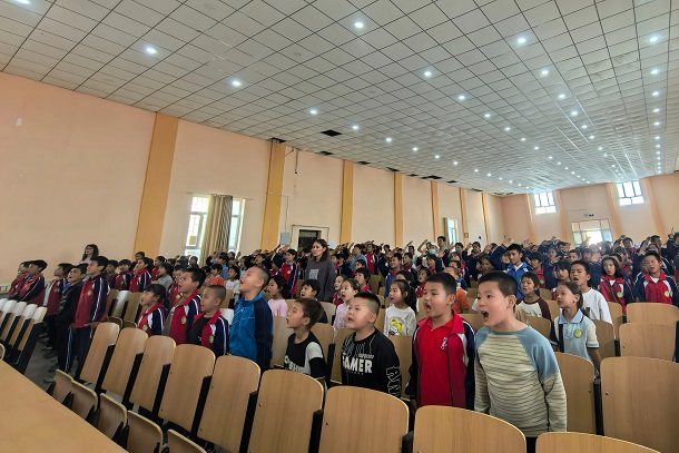 图为学生们齐唱国歌 图为学生们齐唱国歌