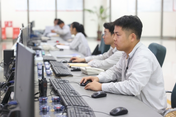 图为运行人员调整机组运行参数 图为运行人员调整机组运行参数
