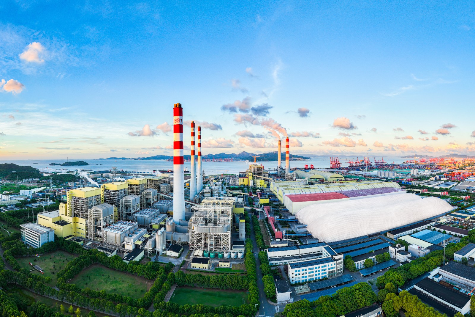 图为北仑电厂全景图 图为北仑电厂全景图