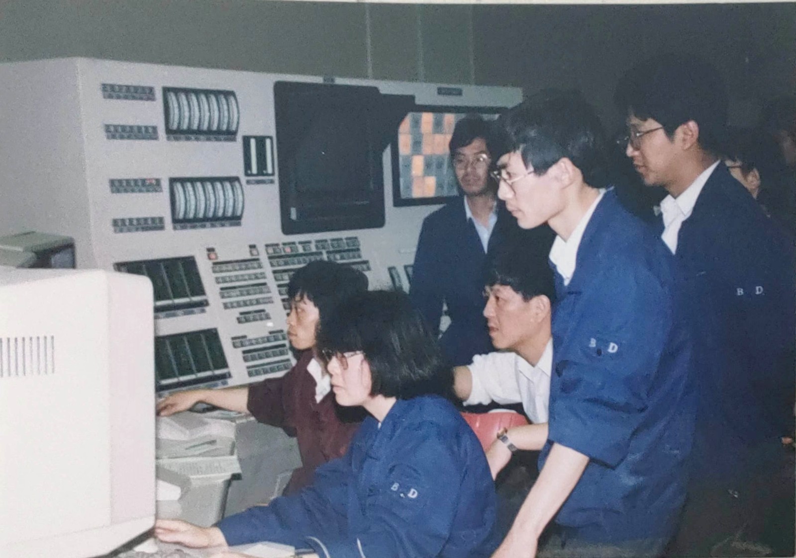 图为1993年试验人员在集控室控制情景 图为1993年试验人员在集控室控制情景