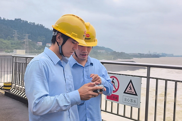 图为该厂工作人员正在通过无人机巡视下游泄洪区域ok_副本 图为该厂工作人员正在通过无人机巡视下游泄洪区域ok_副本