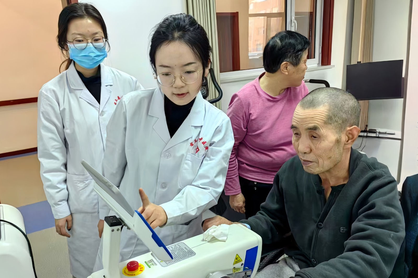 图为老人进行康复治疗 图为老人进行康复治疗