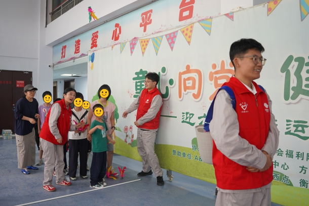 图为青年志愿者与孩子们开展趣味活动 图为青年志愿者与孩子们开展趣味活动
